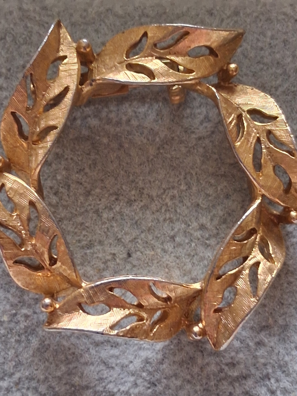 Vintage Gerrys Gold Tone Leaf Wreath Brooch Openwork Cutout Circle Pin Signed